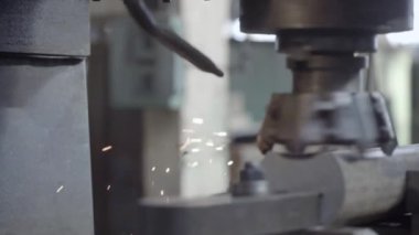 CNC frezeleme makinesi fabrika üzerinde metal detay üretir. Metal işleme makinesi. Metal katmanını kaldırır.