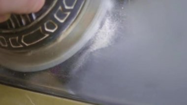 Far parlatma, Araba ışıkları işleme. Bir araba servis işçisi özel bir parlatma aracı ile bir binek aracın Far parlatır. Profesyonel parlatma