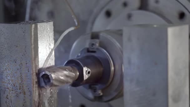 Fresadora CNC produz detalhes de metal na fábrica. Máquina metalúrgica. Remove uma camada de metal . — Vídeo de Stock