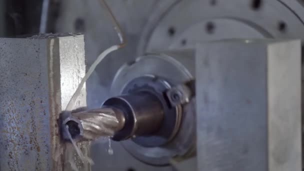 CNC άλεσης μηχανή παράγει μέταλλο λεπτομέρεια στο εργοστάσιο. Μηχανή μεταλλουργείο. Αφαιρεί ένα στρώμα μετάλλου. — Αρχείο Βίντεο