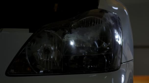 Zapni reflektory auta v temné kamenné garáži — Stock video