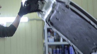 Adam veya oto tamircisi araba kaputu kapatır. Araç Servisi ve bakım konsepti. 4k UHD video görüntüleri, kapalı. onarım bitmiş.