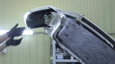 Adam veya oto tamircisi araba kaputu kapatır. Araç Servisi ve bakım konsepti. 4k UHD video görüntüleri, kapalı. onarım bitmiş.