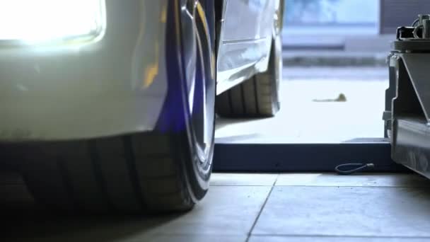 Coche sale del centro de servicio. Terminada la reparación o inspección de la máquina. Todos los sistemas comprobados . — Vídeo de stock