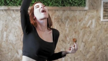 Seksi kız hızlı yemek yiyor. Ağzınıza patates döktü. Obezite toplumun kavramı ve kötü beslenme.