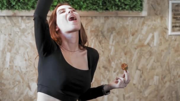 Sexy meisje eet fast food. Goot friet in je mond. Het concept van obesitas samenleving en slechte voeding. — Stockvideo
