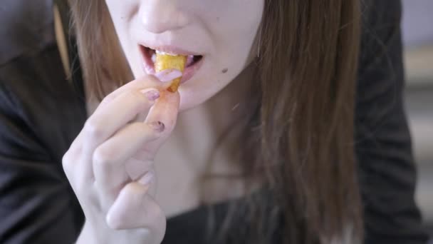 Nahaufnahme. sexy Mädchen isst Fast Food. isst Pommes. Konzept der Gesellschaft für gesunde Ernährung und Fettleibigkeit — Stockvideo