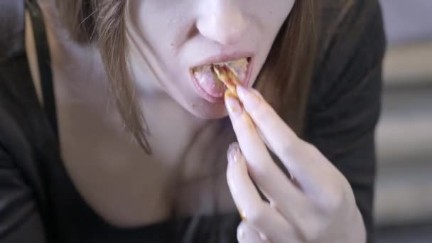 Gros plan. Sexy girl mange de la restauration rapide. Mange des frites. Concept de saine alimentation et de société de l'obésité — Video