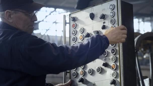 O trabalhador da fábrica está configurando a máquina de torno CNC na fábrica . — Vídeo de Stock