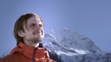 Profesyonel bir binici kafasına yün kayak maskesi veya Balaclava koyar. Kayak veya snowboard hazırlanıyor. Kış sporundan hoşlanır. Büyük karla kaplı dağların arkasında