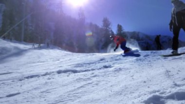 Profesyonel binici Kayak pistlerinde rulo. Döner, kar kameraya uçar.