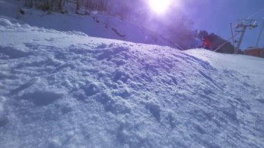 Ağır çekim: güneşli kışın kamerayı halfpipe duvar içine kar püskürtme büyük dağ kar Park, yarım boru sürme genç pro snowboard. Aşırı snowboard snowboard ve yapan.