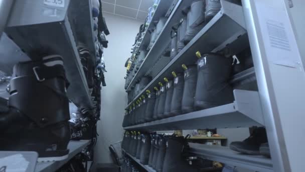 Rack cu cizme de schi. Închiriere de echipamente de schi în stațiune — Videoclip de stoc