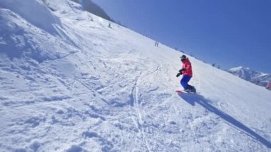 ağır çekim: Güneş üzerinde snowboard handplant