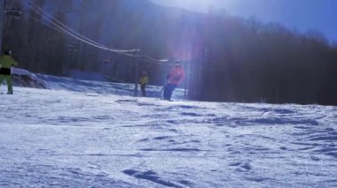 Ağır çekim yakın çekim: dağ Kayak merkezinde mükemmel bakımlı kar üzerinde oyma Snowboarder