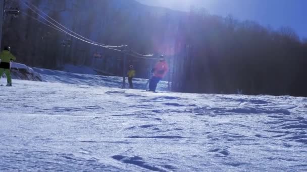 SLOW MOTION CLOSE UP : Snowboarder sculptant sur la neige parfaitement damée dans la station de ski de montagne — Video