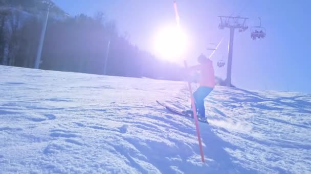 Profesionální lyžař dělá skok přes dráhu. — Stock video