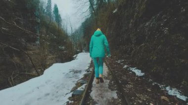 kız gezgin dar ölçer demiryolu boyunca gider. Macerayı karşılamak için. Kasvetli bir dağ vadide.