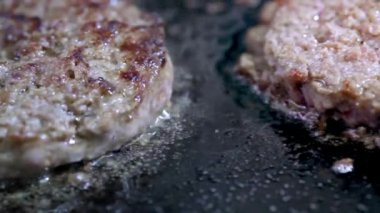 Hamburger, Burger ya da biftek yemek. Sıcak bir soba üzerinde, profesyonel bir mutfakta yemek kızartması et. Cook et hazır kontrol eder ve üzerinde et parçası döner. Makro çerçevesi
