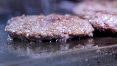 Hamburger, Burger ya da biftek yemek. Sıcak bir soba üzerinde, profesyonel bir mutfakta yemek kızartması et. Cook et hazır kontrol eder ve üzerinde et parçası döner. Makro çerçevesi
