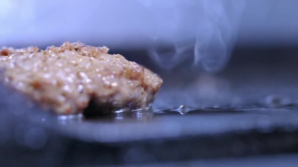 Gotowanie Hamburger, Patty lub stek. Na gorącym piecu, smażone mięso z frytkami w profesjonalnej kuchni. Kucharz sprawdza gotowość mięsa i zamienia kawałek mięsa. Ramka makro — Wideo stockowe