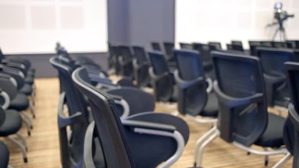 Chaises ou chaises gratuites dans le hall. Préparation d'un séminaire ou d'une conférence . — Video