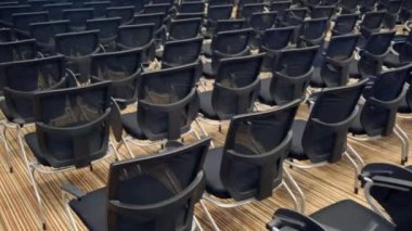 Salonda ücretsiz sandalye veya sandalye. Seminer veya konferansa hazırlanma.