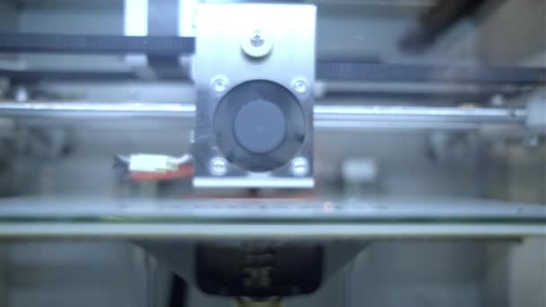 3D diy printer printing plastic mechanical parts in timelapse.An open source diy 3d printer is printing gears and pulleys,using disposable biodegreadable PLA material filament — Stock Video