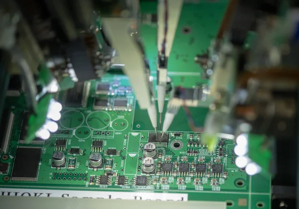Mikroçip üretimi için fabrika. İğneli Cnc makinesi mikroçipi anakarta kadar lehimler. Elektronikalanında yeni teknolojiler. Otomatik robot mikroçip veya elektronik kart yazdırır