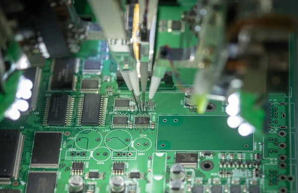 Mikroçip üretimi için fabrika. İğneli Cnc makinesi mikroçipi anakarta kadar lehimler. Elektronikalanında yeni teknolojiler. Otomatik robot mikroçip veya elektronik kart yazdırır