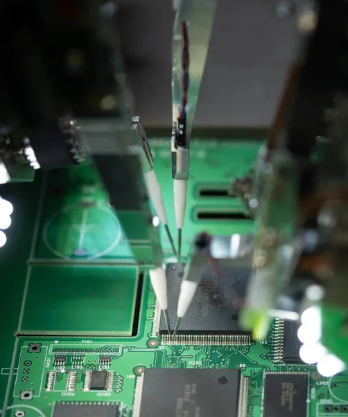 Mikroçip üretimi için fabrika. İğneli Cnc makinesi mikroçipi anakarta kadar lehimler. Elektronikalanında yeni teknolojiler. Otomatik robot mikroçip veya elektronik kart yazdırır