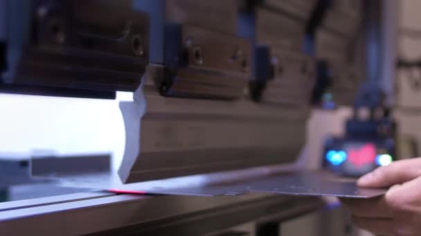 Operador de trabajo de corte y plegado de chapa por alta precisión de la hoja de metal de la máquina de flexión, cnc control de la hoja de metal de la máquina de flexión en fábrica . — Vídeos de Stock