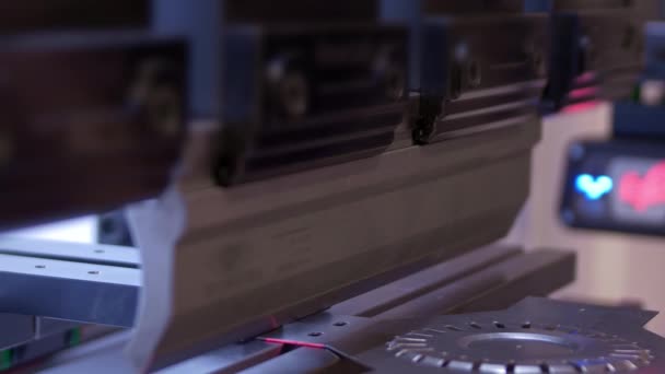 高精度金属薄板折弯机、数控钣金板折弯机操作工切弯曲金属薄板. — 图库视频影像