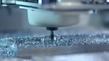 Sondaj ve metal işleme. Küçük bir matkap metal alanı öğütür. Atölyede sac levha kes. Ağır sanayide modern bir araç. Çelik parçaların yüksek hassasiyetle imalatı