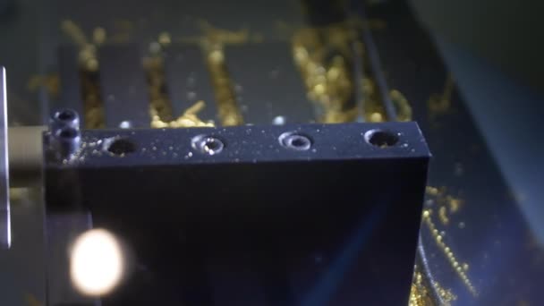 Fraiseuse de travail des métaux. Produit des détails en or fin dans une usine. Machines-outils pour le travail des métaux. Une pièce métallique est usinée par une machine électrique. Étincelles métalliques .