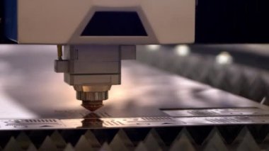 Endüstriyel lazer kesici ile kıvılcım. Metal sıcaklığı büyük bir parça yardımı ile programlanmış robot kafa keser. Yakın çekim