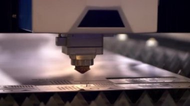 Endüstriyel lazer kesici ile kıvılcım. Metal sıcaklığı büyük bir parça yardımı ile programlanmış robot kafa keser. Yakın çekim