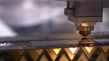 Endüstriyel lazer kesici ile kıvılcım. Metal sıcaklığı büyük bir parça yardımı ile programlanmış robot kafa keser. Yakın çekim