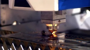 Metal kesme. Lazer kıvılcımlar. Küçük. Lazer kesme makine teknolojisi. İşleme üretim teknolojisi düz sac çelik malzeme ile Endüstriyel lazer kesim kıvılcım. Lazer kapatın