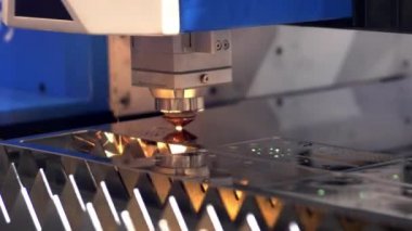 Metal kesme. Lazer kıvılcımlar. Küçük. Lazer kesme makine teknolojisi. İşleme üretim teknolojisi düz sac çelik malzeme ile Endüstriyel lazer kesim kıvılcım. Lazer kapatın