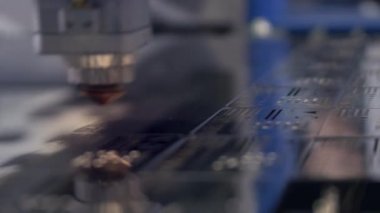 Kıvılcımlı endüstriyel lazer kesici. Programlanmış robot kafa metal sıcaklık büyük bir levha yardımı ile keser. Metal iş parçası bir elektrikli makine tarafından işlenir. Yakın çekim.