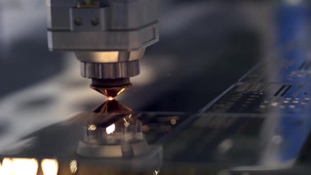 Corte de metal. As faíscas voam do laser. Clipe. Tecnologia de máquina de corte a laser. Tecnologia industrial de processamento de corte a laser de fabricação de chapa plana de material de aço com faíscas. Laser fechado — Vídeo de Stock