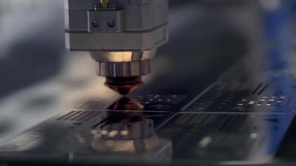 Cortador a laser industrial com faíscas. A cabeça do robô programado corta com o auxílio de uma enorme folha de temperatura de metal. Uma peça de metal é usinada por uma máquina elétrica. Fechar . — Vídeo de Stock