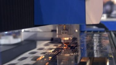 Kıvılcımlı endüstriyel lazer kesici. Programlanmış robot kafa metal sıcaklık büyük bir levha yardımı ile keser. Metal iş parçası bir elektrikli makine tarafından işlenir. Yakın çekim.