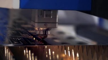 Kıvılcımlı endüstriyel lazer kesici. Programlanmış robot kafa metal sıcaklık büyük bir levha yardımı ile keser. Metal iş parçası bir elektrikli makine tarafından işlenir. Yakın çekim.