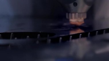 Kıvılcımlı endüstriyel lazer kesici. Programlanmış robot kafa metal sıcaklık büyük bir levha yardımı ile keser. Metal iş parçası bir elektrikli makine tarafından işlenir. Yakın çekim.
