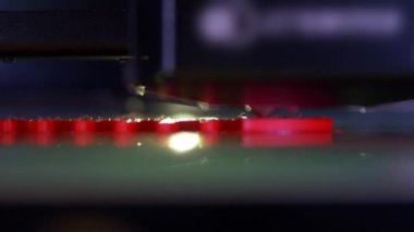 3D yazıcı yakından çalışıyor. Otomatik üç boyutlu 3D yazıcı plastik işlevi görüyor. Modern 3D yazıcı sıcak erimiş maddeden bir nesne basıyor. 3D yazdırma için yenilikçi katkı teknolojisini kavra.