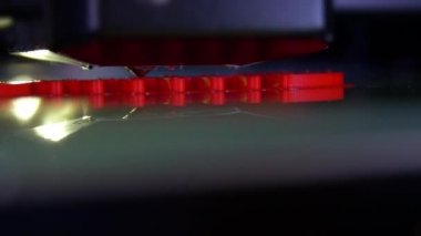 3D yazıcı yakından çalışıyor. Otomatik üç boyutlu 3D yazıcı plastik işlevi görüyor. Modern 3D yazıcı sıcak erimiş maddeden bir nesne basıyor. 3D yazdırma için yenilikçi katkı teknolojisini kavra.