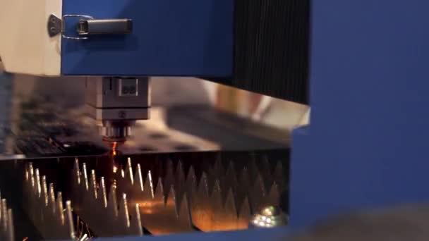 Cortador a laser industrial com faíscas. A cabeça do robô programado corta com o auxílio de uma enorme folha de temperatura de metal. Uma peça de metal é usinada por uma máquina elétrica. Fechar . — Vídeo de Stock