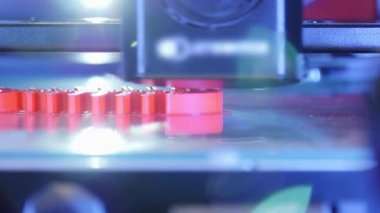 3D yazıcı yakından çalışıyor. Otomatik üç boyutlu 3D yazıcı plastik işlevi görüyor. Modern 3D yazıcı sıcak erimiş maddeden bir nesne basıyor. 3D yazdırma için yenilikçi katkı teknolojisini kavra.